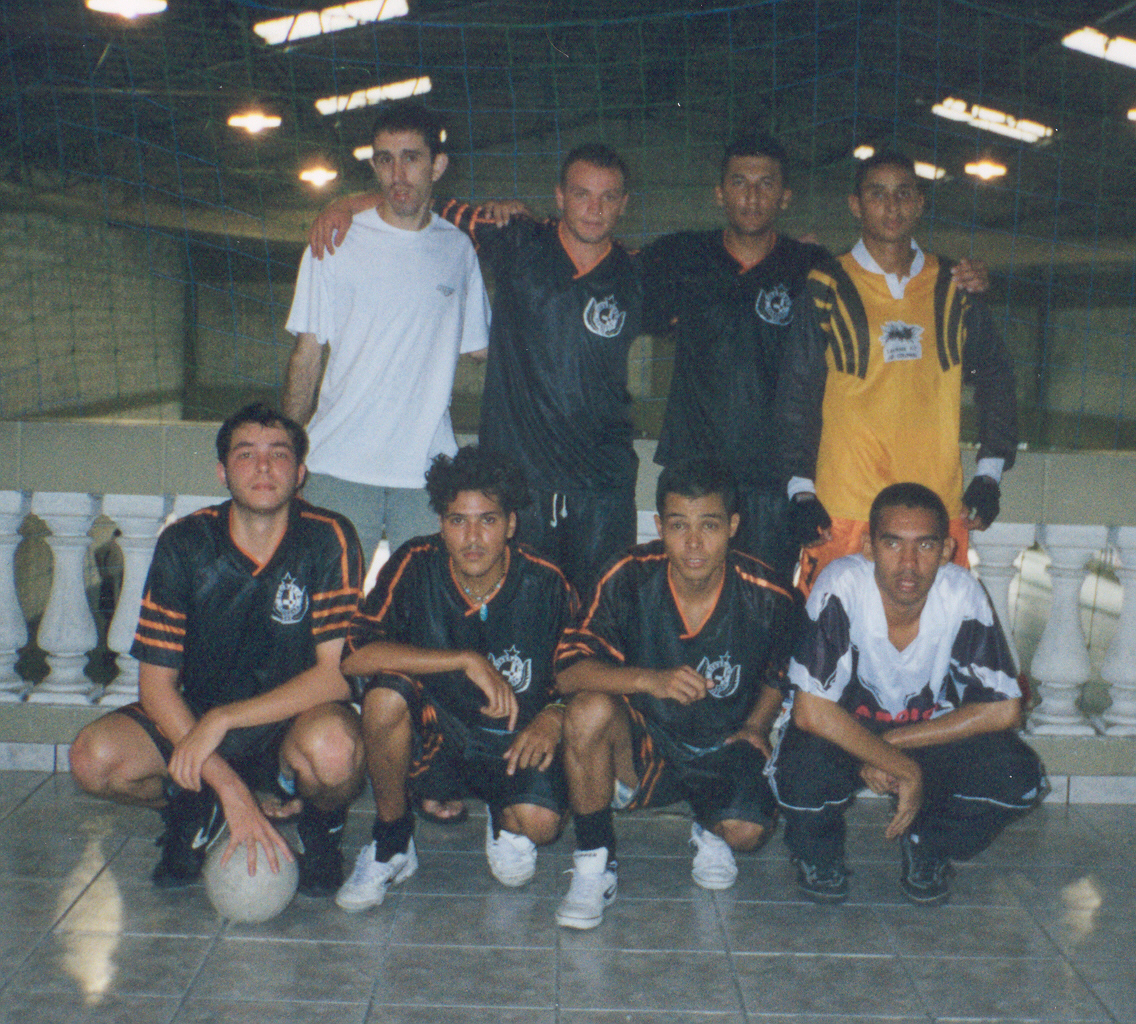 Em pé: Nã, Alemão, Rodrigo e Gilmar. Agachados: Eder, Cachaça, Henrique Japa e Daniel.