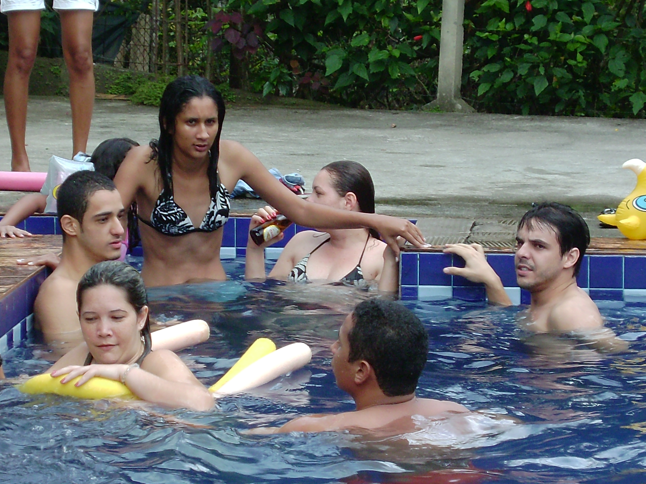 Na piscina.