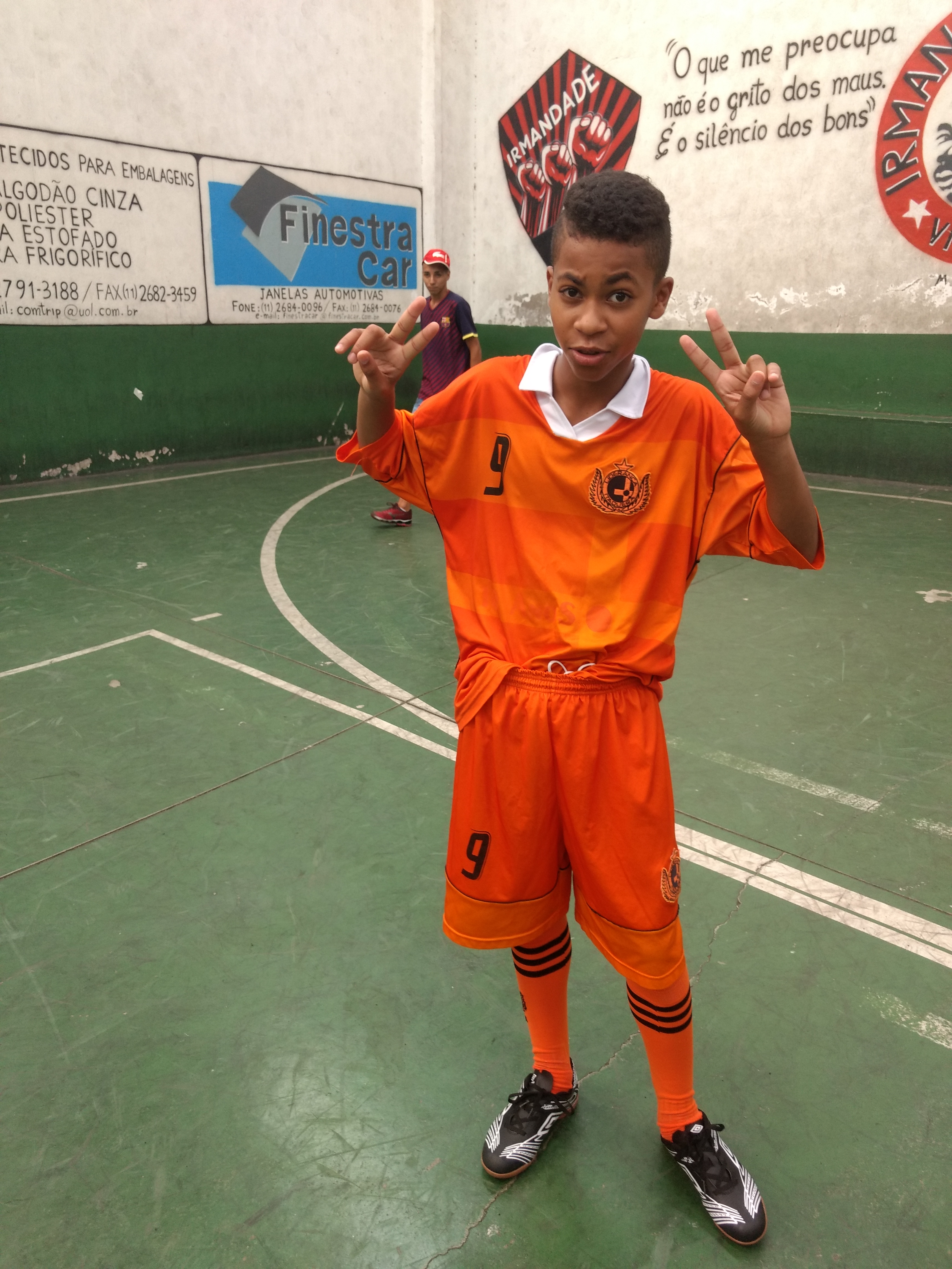 irmandade: Gustavo, 13 anos, mais novo a vestir Laranja e Preto.