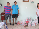 Binho e Ricardo entregando as doações para a nutricionista Josiane da Casa Santo Antonio
