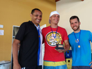 Juliano recebendo troféu de goleiro do ano