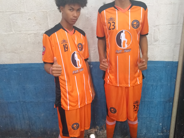 Quase duas folhas de sulfite.