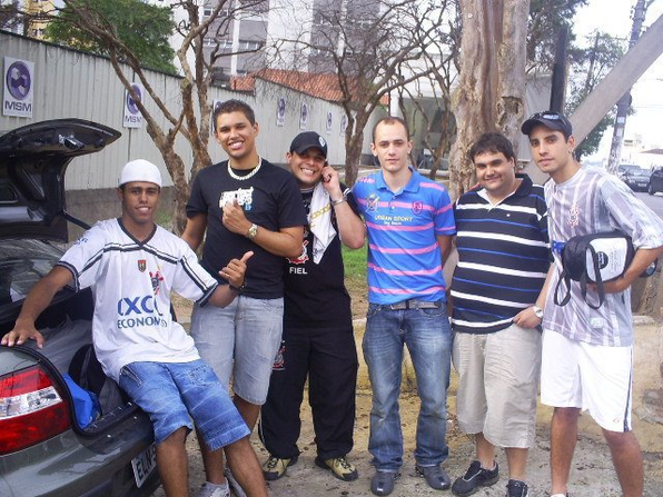 O melhor enquadro da história! Sete num corsinha hatch!